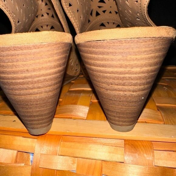 Torrid Tan Faux Suede Laser Cut Wedge Shootie (11 WW)new - Picture 5 of 7